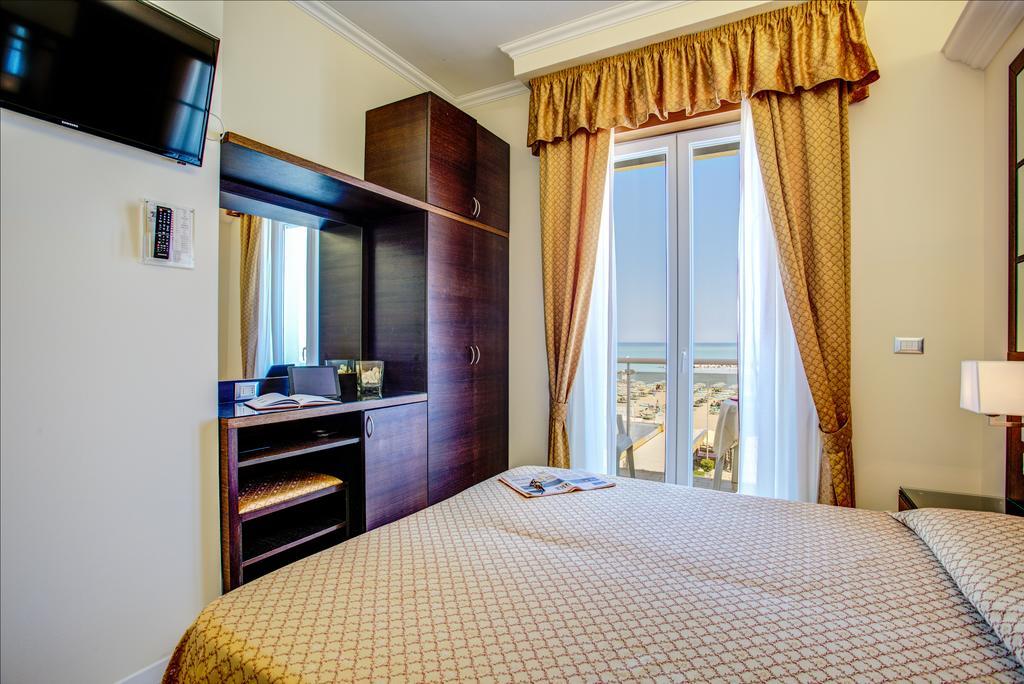Hotel Caesar Paladium Rimini Quarto foto