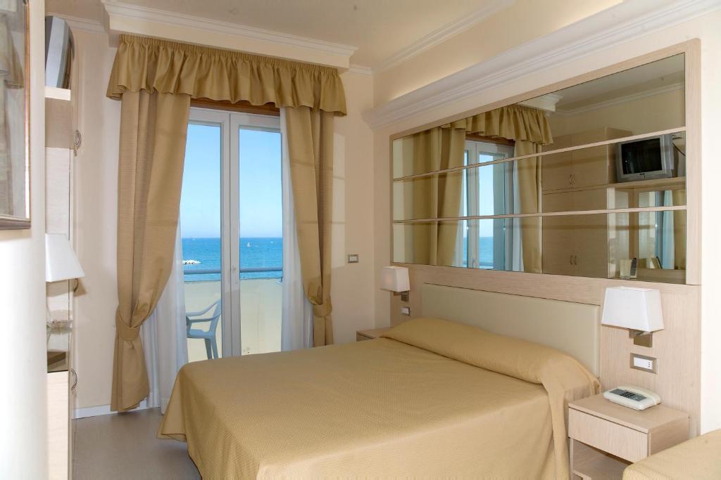 Hotel Caesar Paladium Rimini Quarto foto